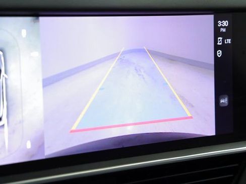 Used 2022 Porsche Cayenne Platinum Edition image 21