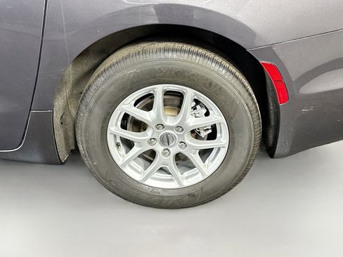 Used 2023 Chrysler Pacifica Touring-L image 35