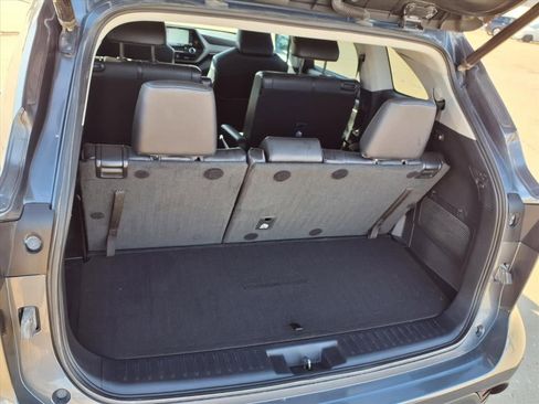 Used 2020 Toyota Highlander XLE image 26