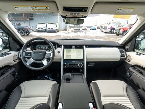 New 2025 Land Rover Discovery S image 16