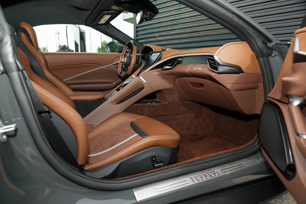 Used 2025 Ferrari Roma Spider RWD image 32