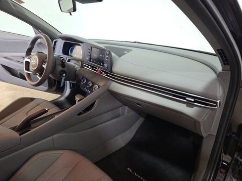 Used 2025 Hyundai Elantra SE image 33