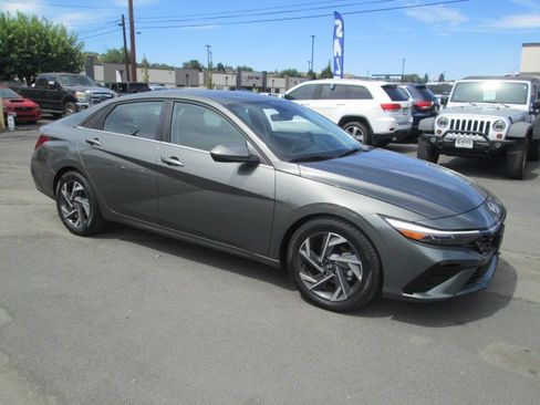 Used 2025 Hyundai Elantra SEL FWD image 1