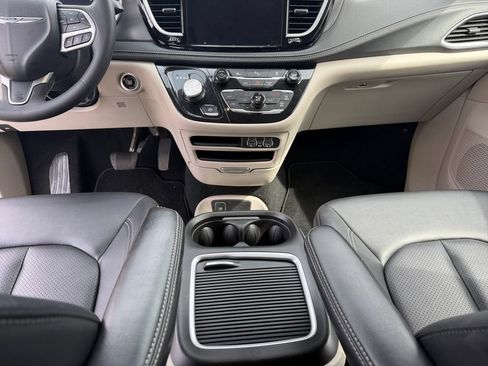 Used 2024 Chrysler Pacifica Limited FWD image 11