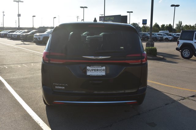 Used 2023 Chrysler Pacifica Touring-L FWD image 6