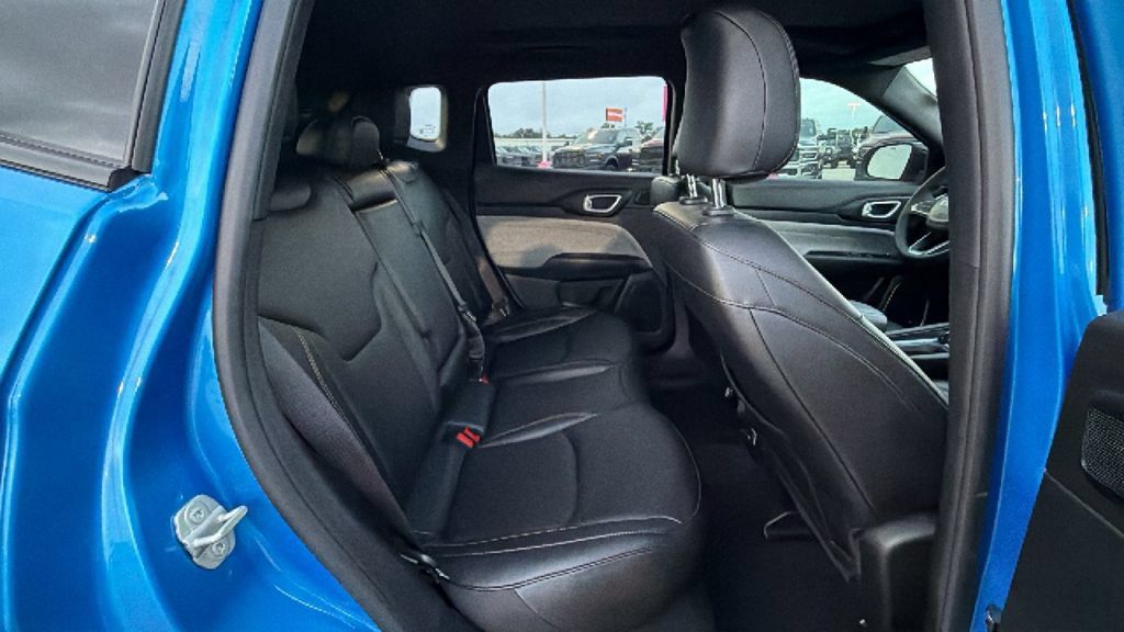 Used 2023 Jeep Compass Latitude w/ Sun and Sound Group AWD/4WD image 29