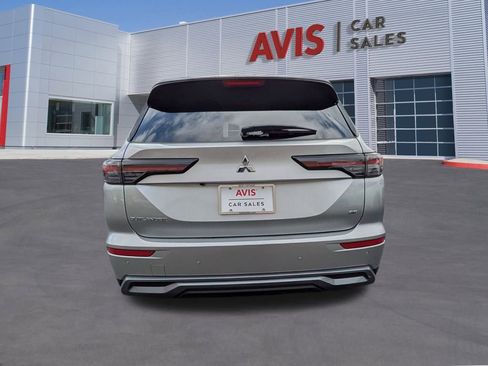 Used 2025 Mitsubishi Outlander SE image 7