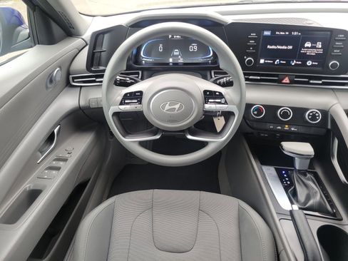 Certified 2025 Hyundai Elantra SE w/ Cargo Package image 13