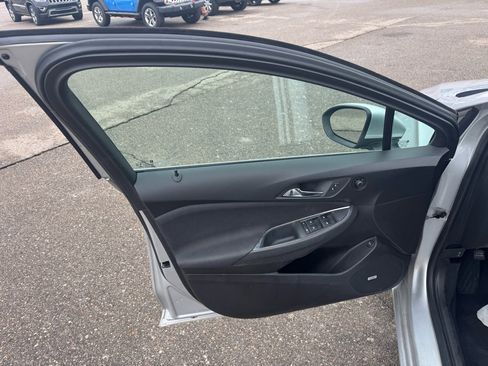 Used 2017 Chevrolet Cruze LT image 14