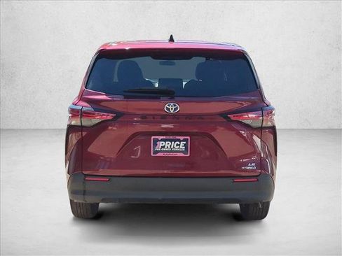 Used 2022 Toyota Sienna LE FWD image 6