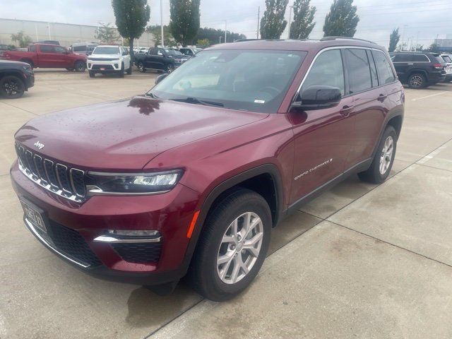 Used 2022 Jeep Grand Cherokee Limited AWD/4WD image 2