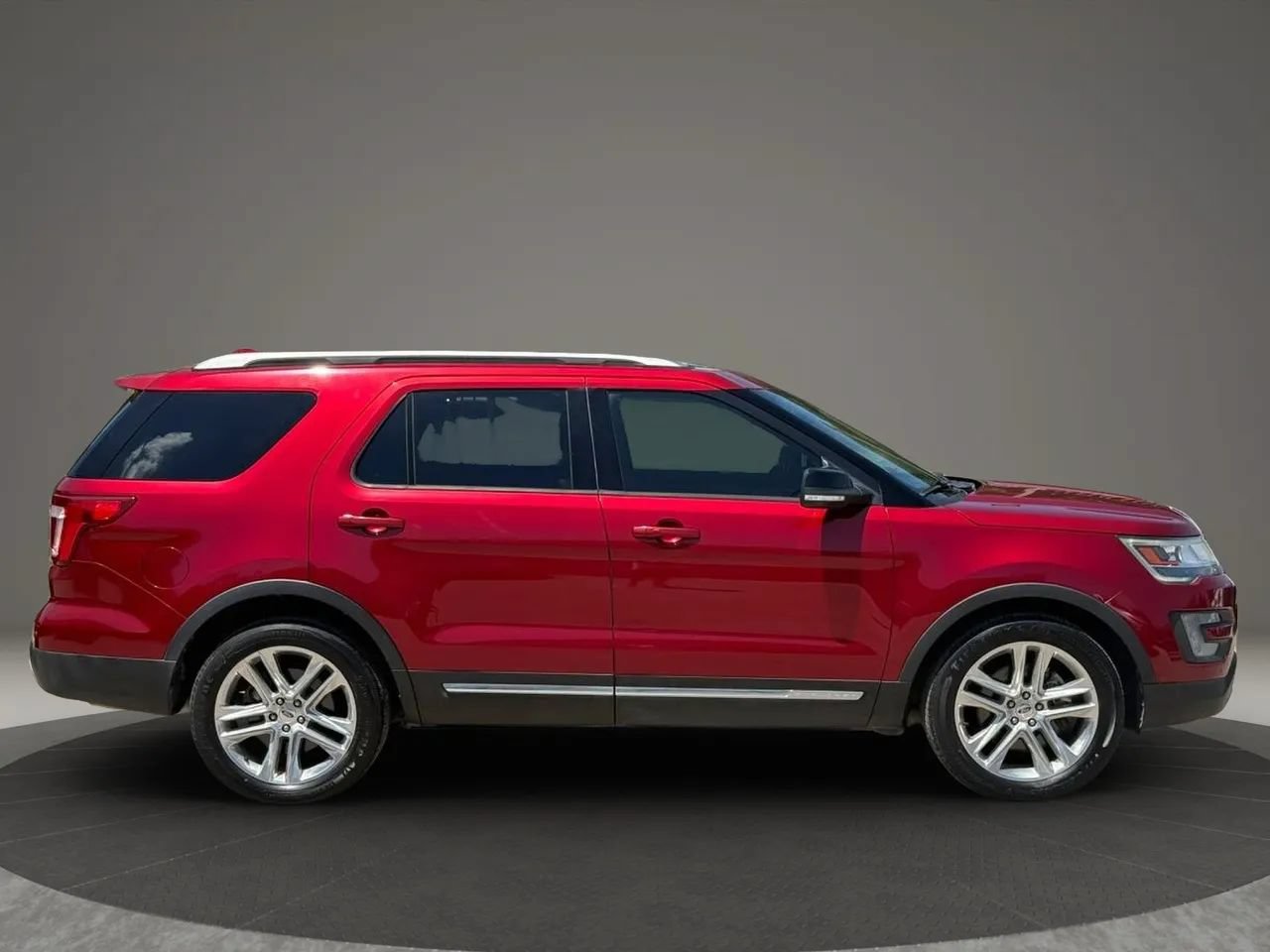 Used 2017 Ford Explorer XLT w/ Equipment Group 202A FWD image 7