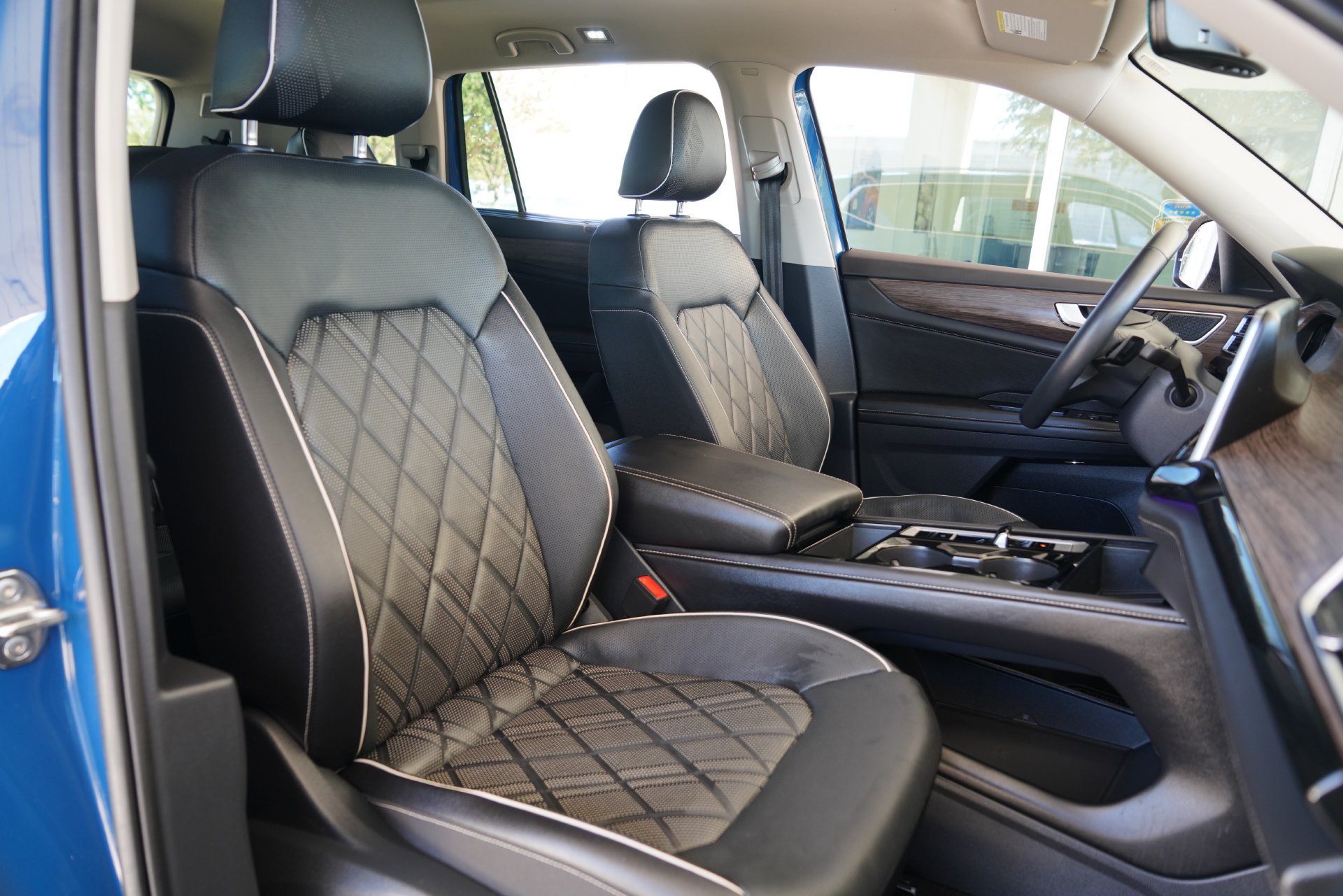 Certified 2025 Volkswagen Atlas SEL Premium R-Line AWD/4WD image 24