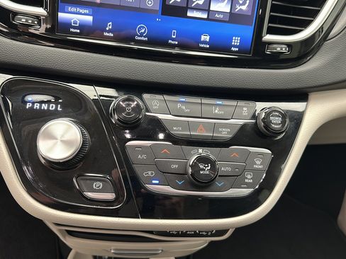 Used 2024 Chrysler Pacifica Touring-L FWD image 18