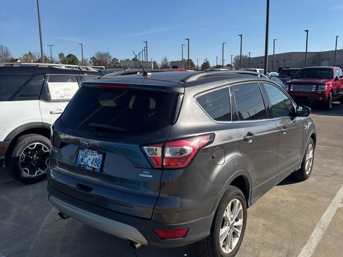 Used 2018 Ford Escape SE w/ Ford Safe & Smart Package image 3
