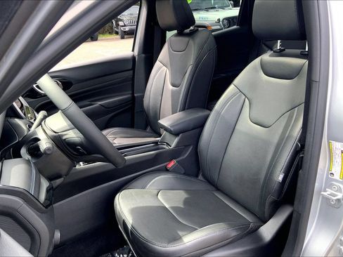 Certified 2025 Jeep Compass Limited w/ High Altitude Package AWD/4WD image 8