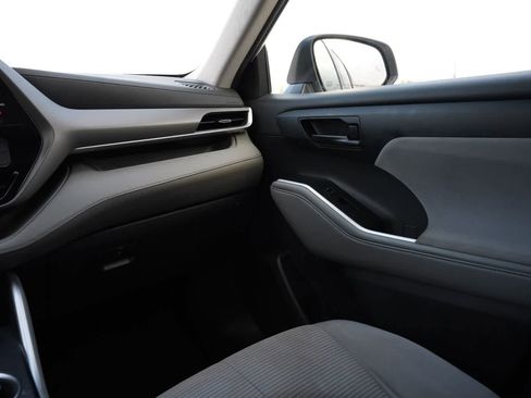 Used 2022 Toyota Highlander LE image 8