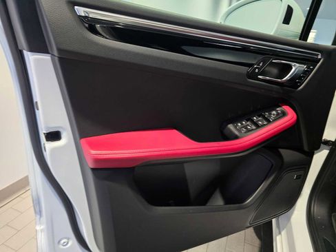 Used 2025 Porsche Macan image 23