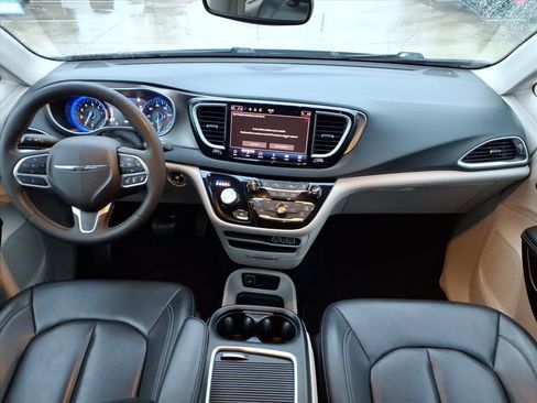 Used 2023 Chrysler Pacifica Touring-L image 14