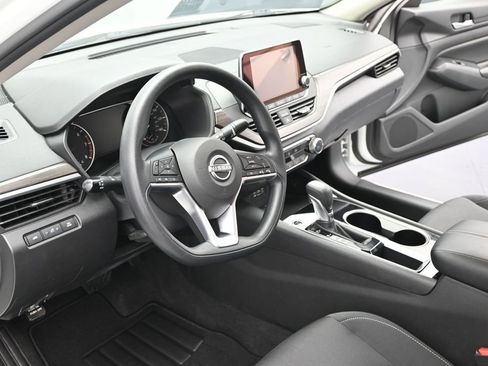 Used 2024 Nissan Altima 2.5 SV FWD image 12