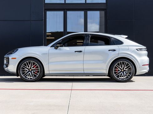 New 2025 Porsche Cayenne S image 2