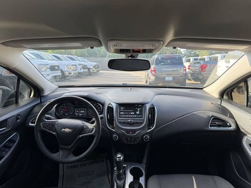 Used 2018 Chevrolet Cruze LT w/ Convenience Package FWD image 17