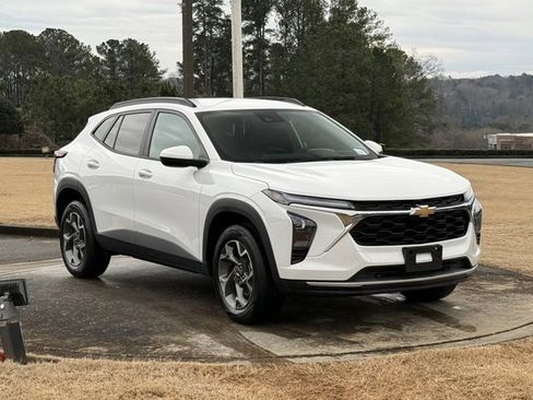 Used 2025 Chevrolet Trax LT w/ LT Convenience Package image 9