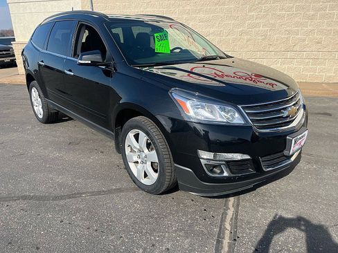 Used 2017 Chevrolet Traverse LT w/ Style and Technology Package image 2
