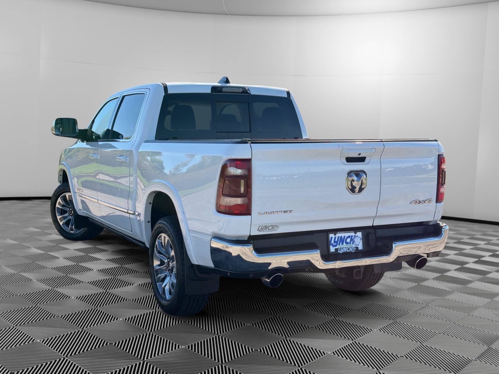 Used 2023 RAM 1500 Limited AWD/4WD image 2