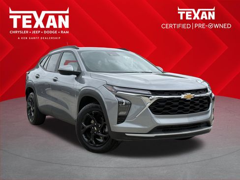 Used 2025 Chevrolet Trax LT FWD image 1
