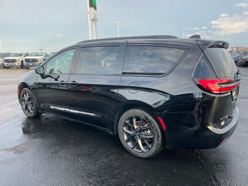 Used 2025 Chrysler Pacifica Limited image 5