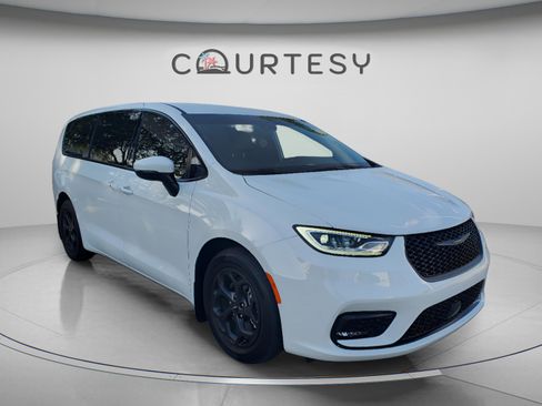 Used 2023 Chrysler Pacifica Touring-L w/ Uconnect Theater Family Group FWD image 4