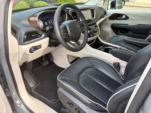 Used 2023 Chrysler Pacifica Limited FWD image 6