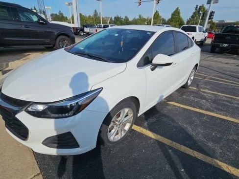 Used 2019 Chevrolet Cruze LT w/ Convenience Package FWD image 2
