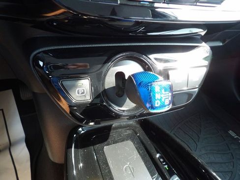 Used 2019 Toyota Prius XLE AWD/4WD image 19