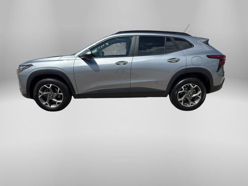 Used 2025 Chevrolet Trax LT FWD image 2