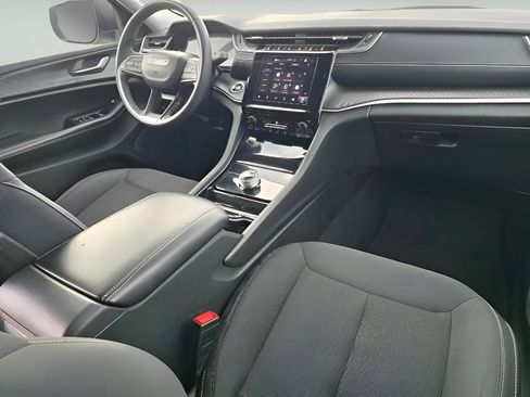 Used 2023 Jeep Grand Cherokee L Laredo image 27