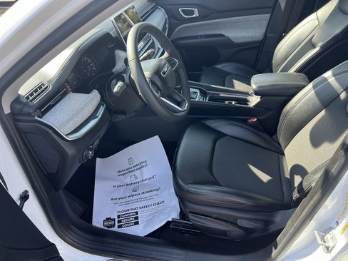Used 2022 Jeep Compass Latitude FWD image 16