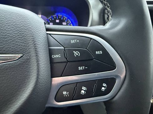 Used 2023 Chrysler Pacifica Touring-L AWD/4WD image 24
