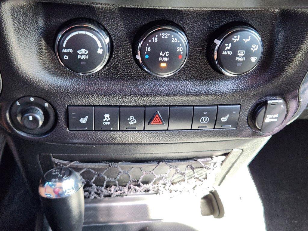 Used 2017 Jeep Wrangler Unlimited Sahara w/ Connectivity Group AWD/4WD image 20