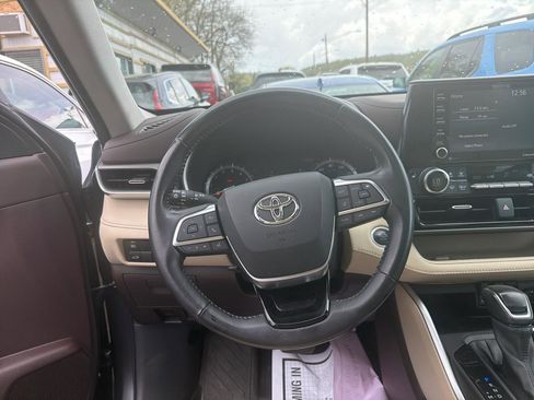Used 2021 Toyota Highlander XLE AWD/4WD image 24