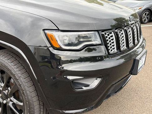 Certified 2022 Jeep Grand Cherokee Laredo X AWD/4WD image 8