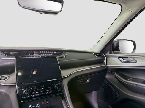 Used 2023 Jeep Grand Cherokee Limited w/ Black Appearance Package image 25