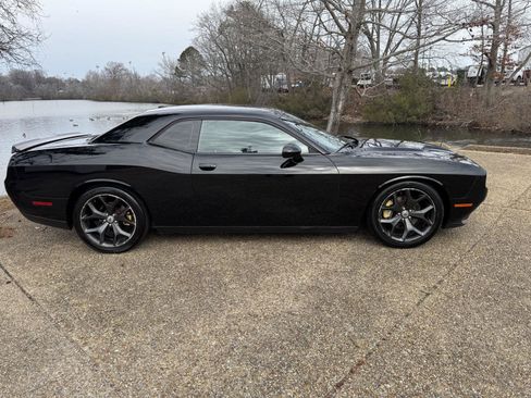 Used 2018 Dodge Challenger SXT image 3