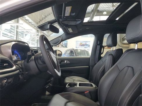 New 2025 Chrysler Pacifica Select image 17
