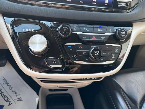 Used 2023 Chrysler Pacifica Touring-L FWD image 17