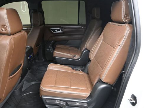 Used 2023 Chevrolet Suburban High Country w/ Premium Package 2 AWD/4WD image 31