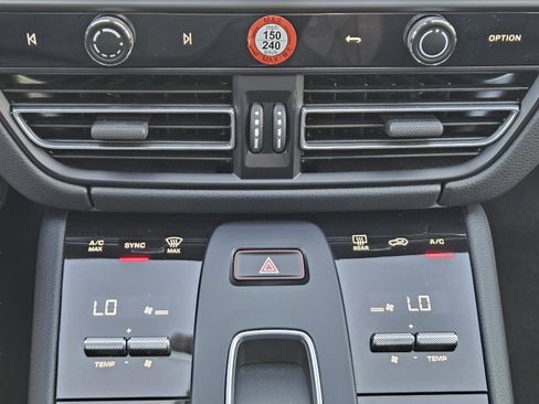 Certified 2025 Porsche Macan image 19