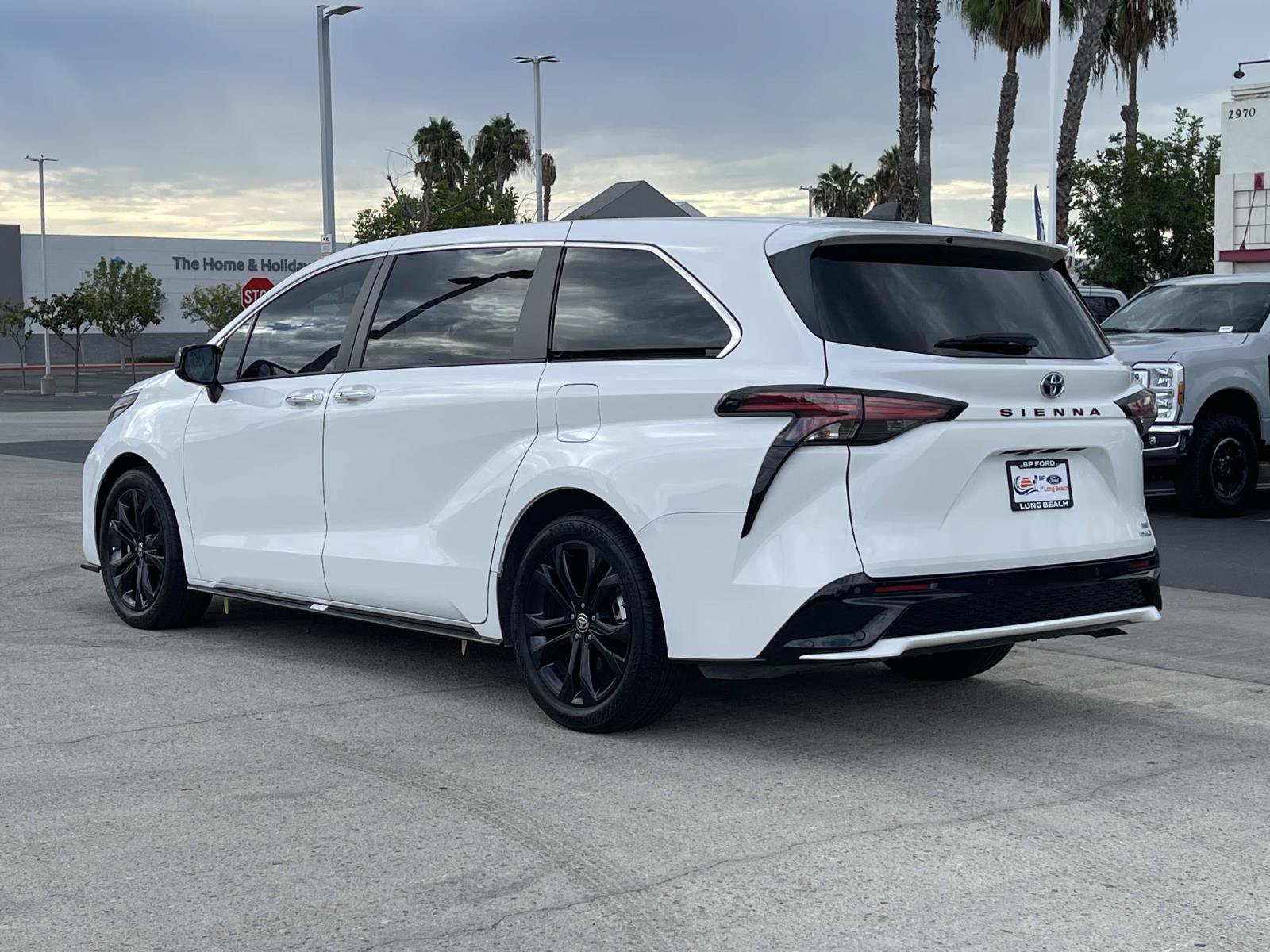 Used 2023 Toyota Sienna XSE FWD image 4
