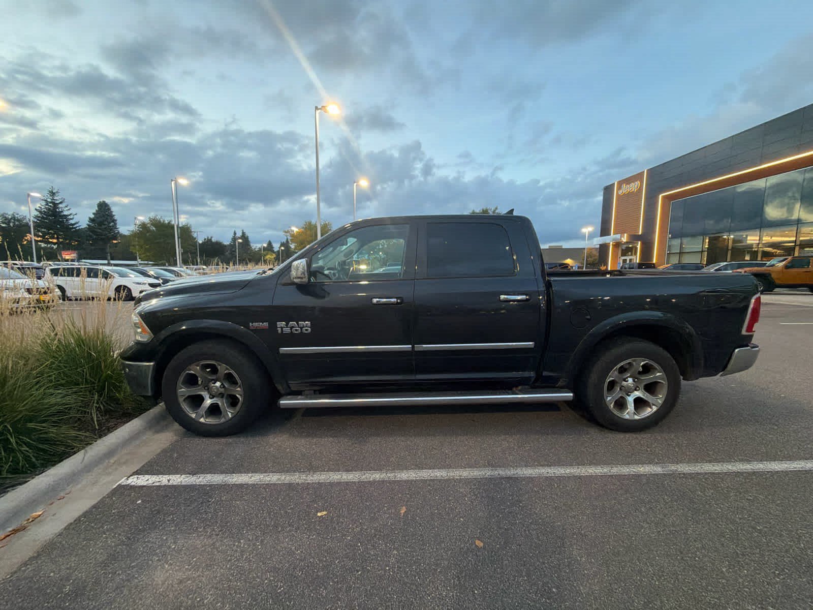 Used 2018 RAM 1500 Laramie w/ Convenience Group AWD/4WD image 3